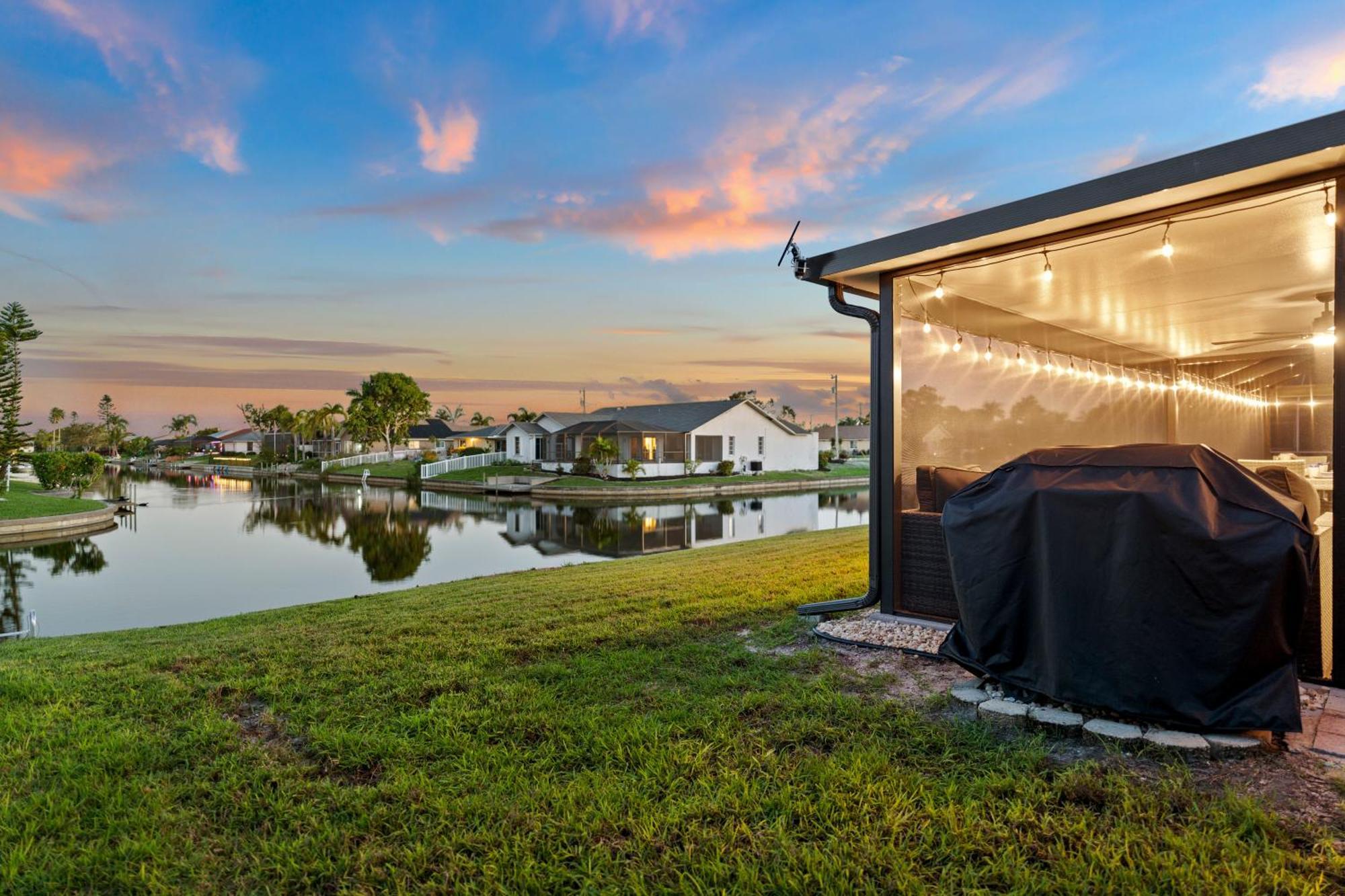 Serenity Waterfront Villa With King Suite, Private Pool, Great Lanai Enclosure And Long Water Views 케이프코럴 외부 사진
